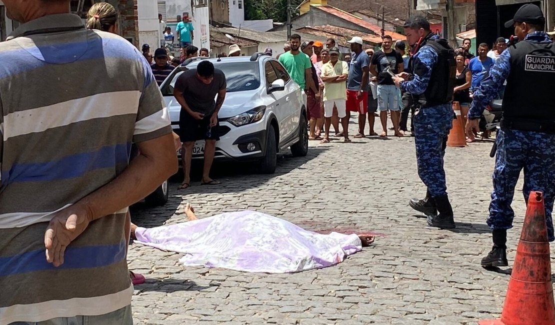 PM da reserva é morto a tiros na frente de casa em Joaquim Gomes