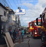Incêndio em loja de som automotivo deixa trânsito congestionado no Jacintinho 