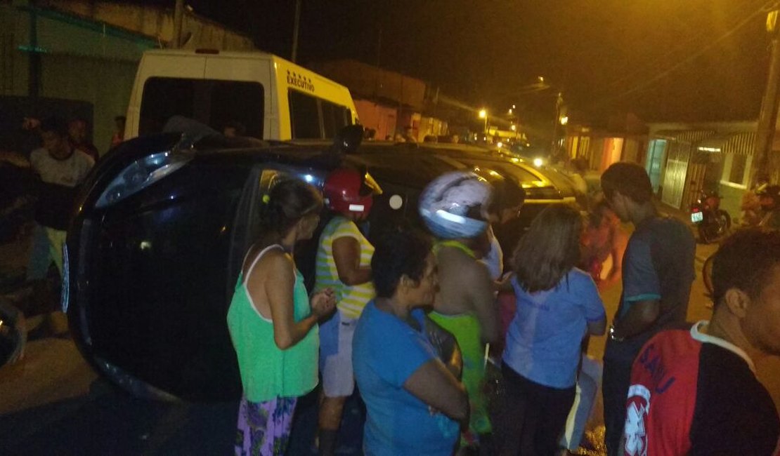 [Vídeo] Médica fica ferida após carro tombar em Arapiraca