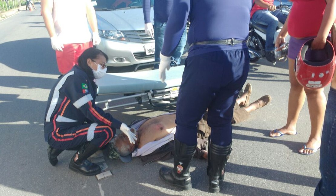 [Vídeo] Colisão entre carro e moto deixa idoso ferido em Arapiraca