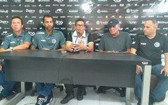 Da esquerda para à direita: Camacho (preparador físico), Luiz Paulo (técnico), Nelson Filho (presidente), Freitas (diretor técnico) e Elias Mansur ( gerente de futebol) 