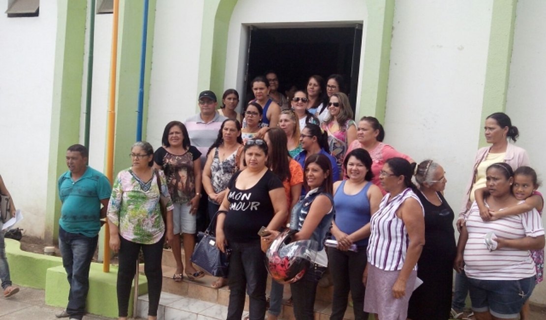 Servidores da educação voltam a ocupar prédio da prefeitura de Lagoa da Canoa