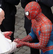Papa Francisco recebe Homem-Aranha em audiência semanal no Vaticano