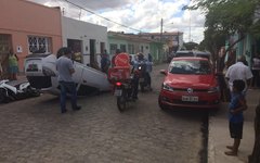 Veículo capota ao bater em pneu de carro parado em acostamento em Arapiraca
