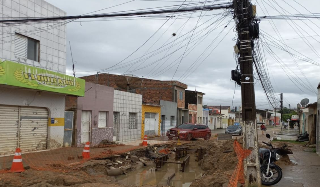 Empresa que executa obra de esgotamento é notificada pela prefeitura de Penedo por irregularidades