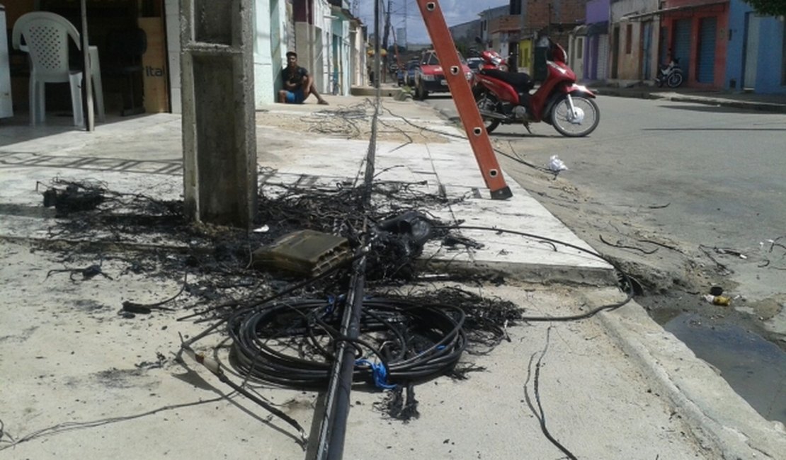 Fios telefônicos pegam fogo e assustam moradores em Arapiraca