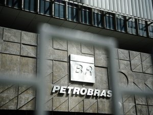 Petrobras ignora motivações da greve e eleva preço da gasolina nas refinarias