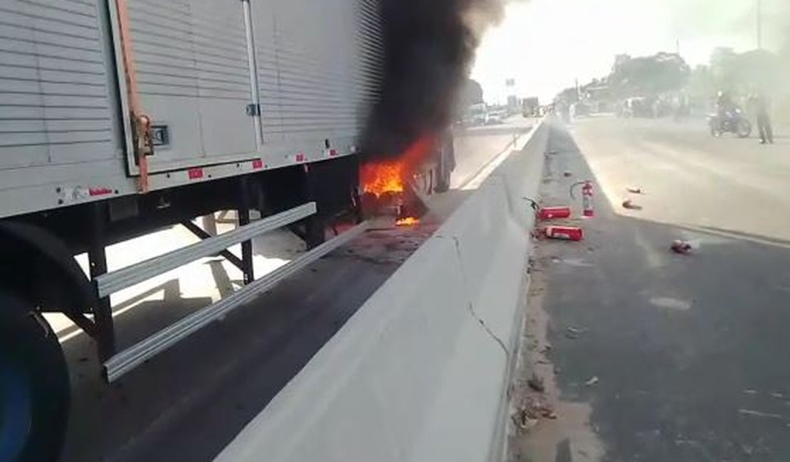 [Vídeo] Carreta é atingida por incêndio na AL 110 em Arapiraca