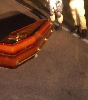Caixão cai de carro funerário e corpo fica abandonado em estrada 
