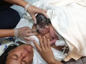 Sem saber de gravidez, mulher dá à luz em banheiro de restaurante