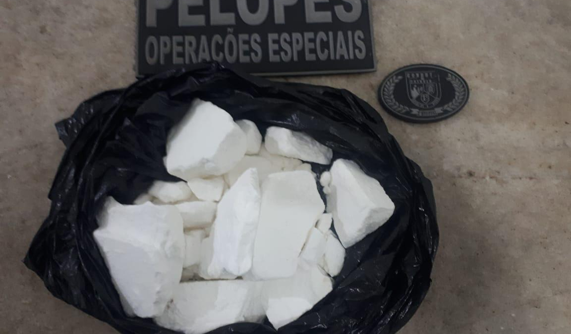 Dupla é presa com cocaína na Praça da Faculdade, em Maceió 