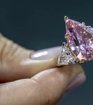 Diamante rosa de R$180 milhões vai a leilão na Suíça