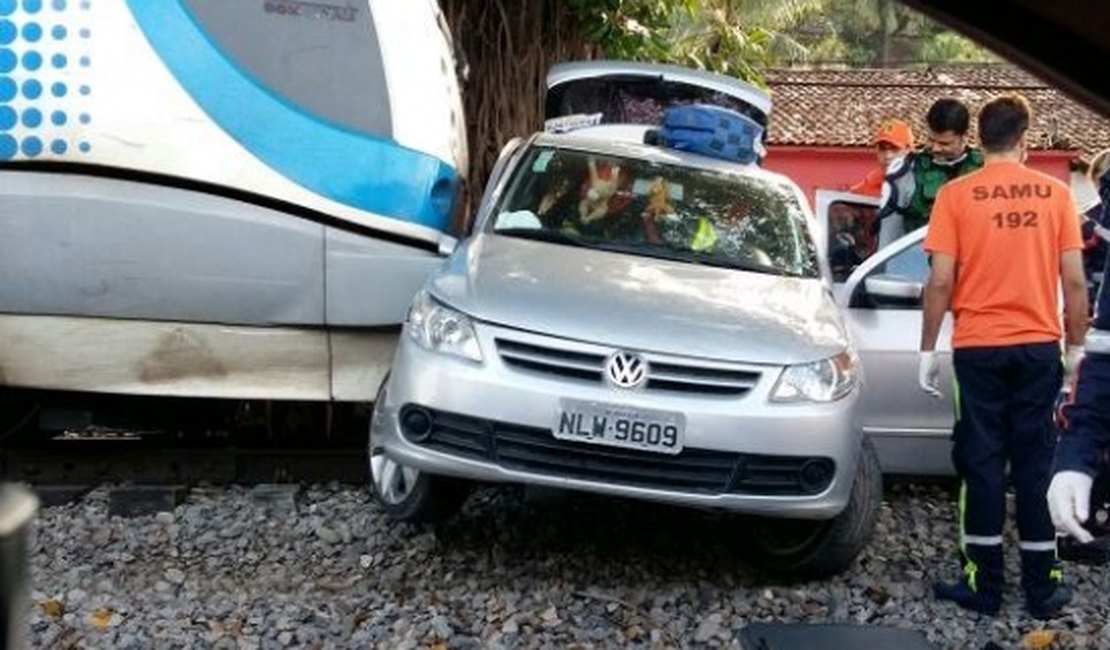 Condutor tenta atravessar trilho e VLT colide contra carro