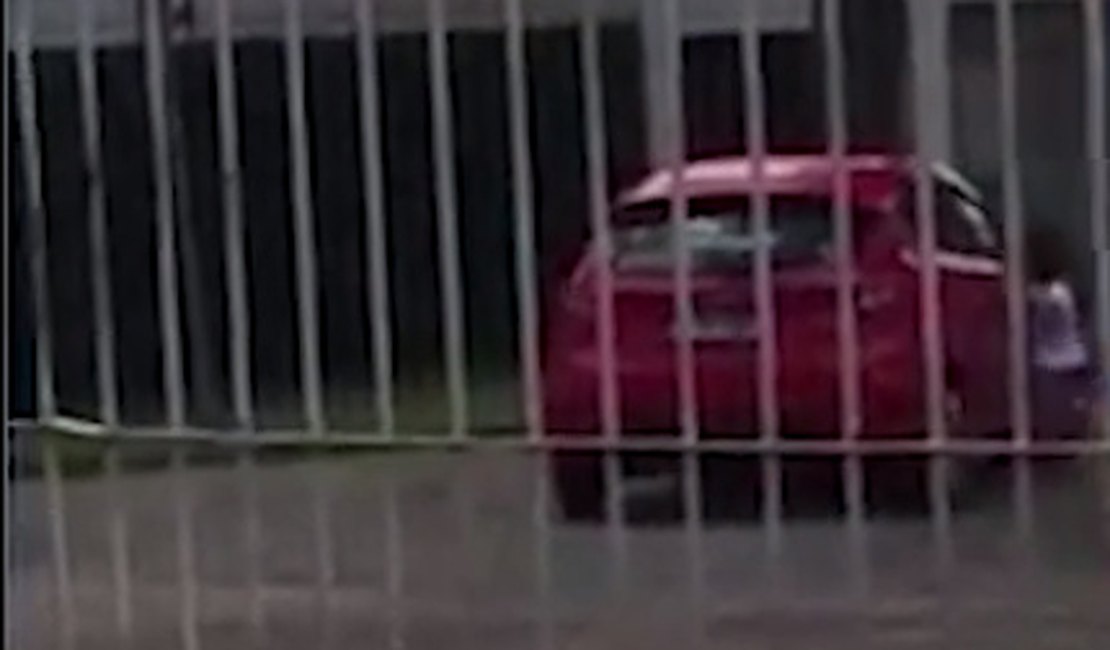 Mãe acusada de simular abandono em rua de Curitiba é afastada da filha pela Justiça