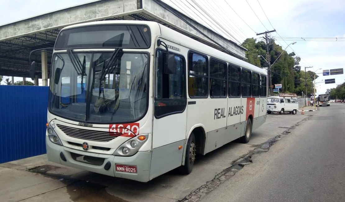 Criminosos armados com faca roubam passageiros de ônibus em Maceió