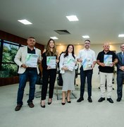 Governo de Alagoas entrega planos diretores da Barra de Santo Antônio e Milagres