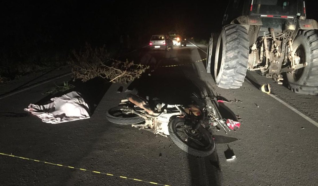 Colisão traseira entre motocicleta e trator deixa um morto na AL-220