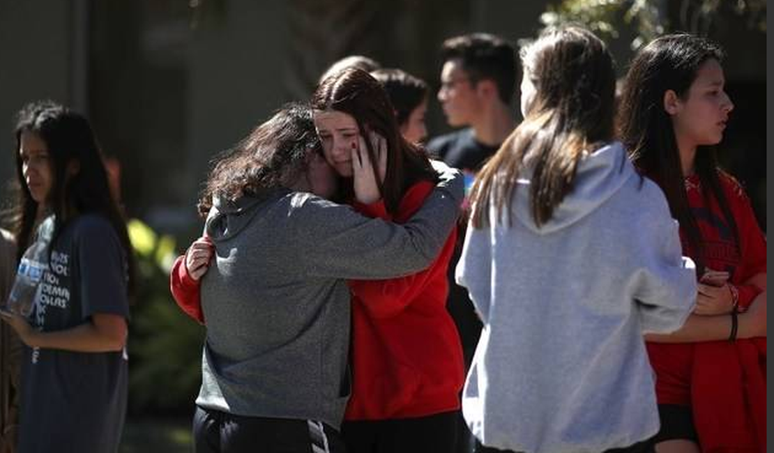 Luto e dor na vigília pelas vítimas do massacre em escola dos Estados Unidos