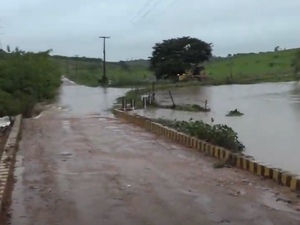 [Vídeo] Rio Perucaba enche e dificulta tráfego em ponte na zona rural de Arapiraca
