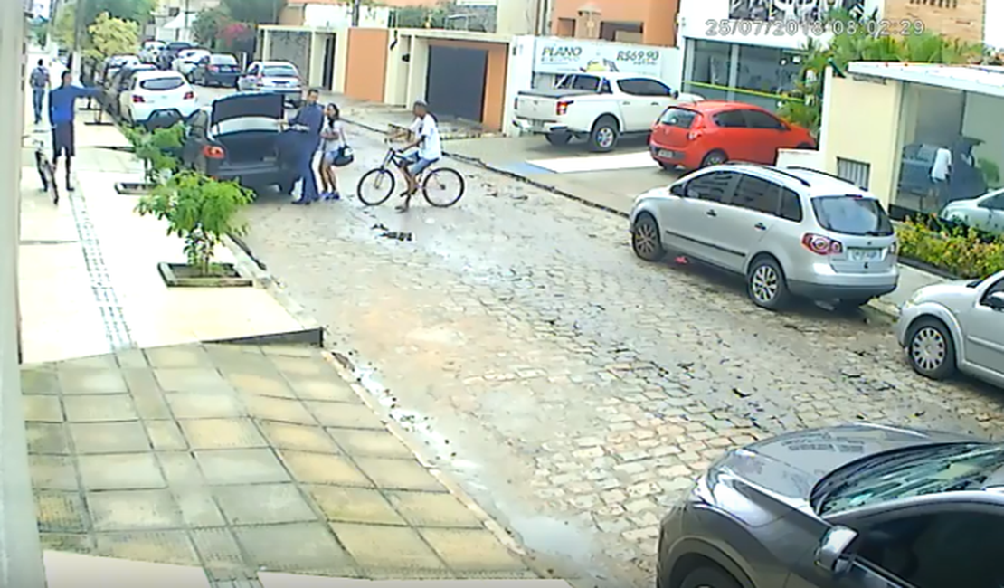 [Vídeo] Câmera flagra assalto em plena luz do dia em bairro nobre de Maceió