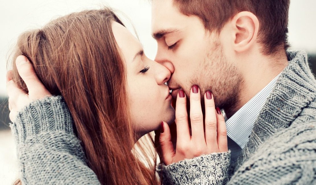 Saiba a origem do beijo, hábito exclusivamente praticado entre seres humanos