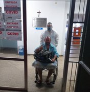 Transportador alternativo, de 47 anos, vence Covid e deixa Hospital de Emergência