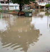 [Vídeo] Chuvas deixam praças inundadas em Maragogi