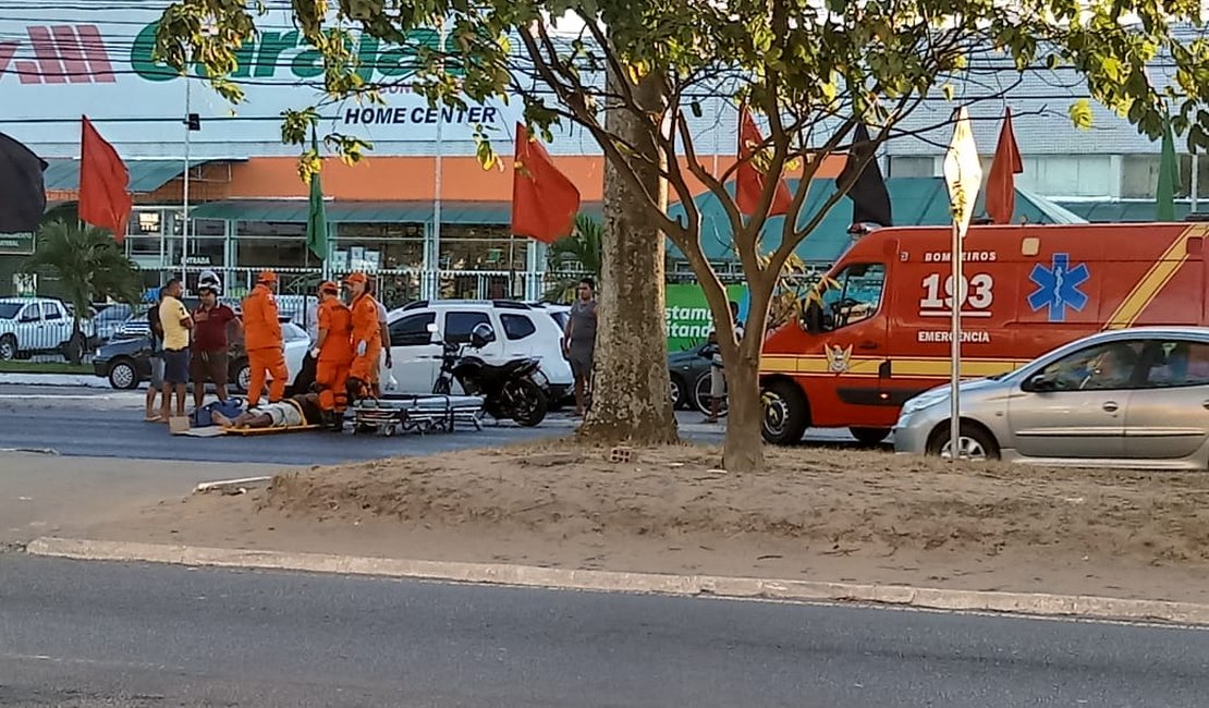 Capotamento deixa homem ferido na Avenida Durval de Góes Monteiro