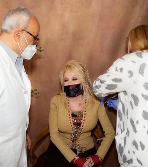 Dolly Parton toma segunda dose de vacina contra Covid-19 que ajudou a financiar