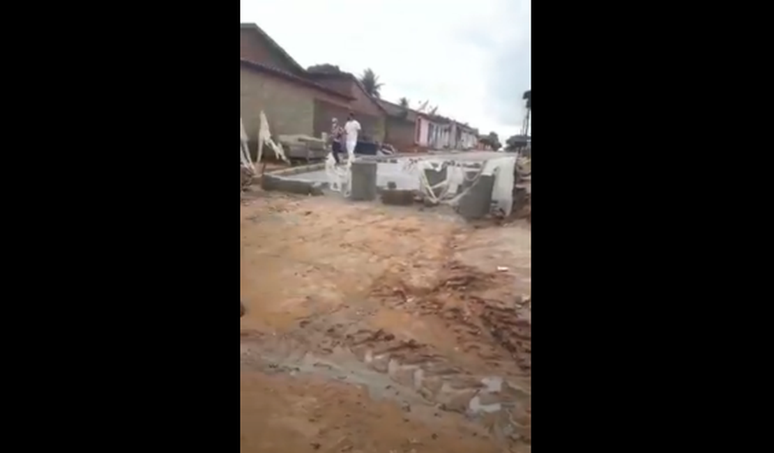 [Vídeo] Moradores da Vila São José denunciam que rua principal vai ficar pavimentada pela metade