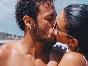 Neymar posta foto de beijo quente em Bruna Marquezine 