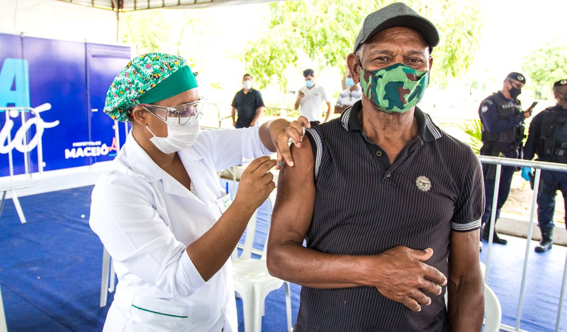 Maceió inicia vacinação para idosos com 67 anos ou mais nesta sexta (26)