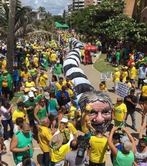 Milhares de pessoas participam de ato em Maceió