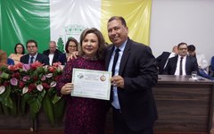 Vereadora Tereza Nelma recebendo comenda Manoel André