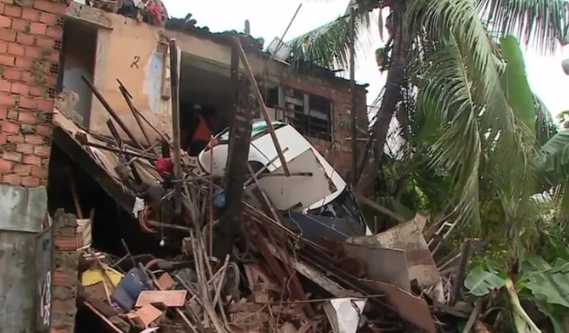 Defesa Civil realiza demolição de imóveis na Ladeira do Bonfim