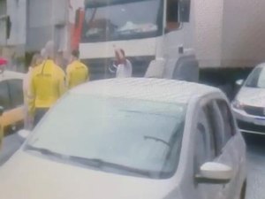 Após mais de 13h, carreta que estava parada na Rua do Sol sai do local