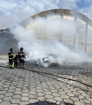 [Vídeo] Carro pega fogo no Porto de Maceió e fumaça assusta população