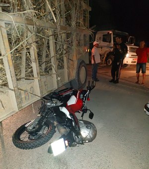 Caminhão colide com motocicleta em rodovia de São Luis do Quitunde
