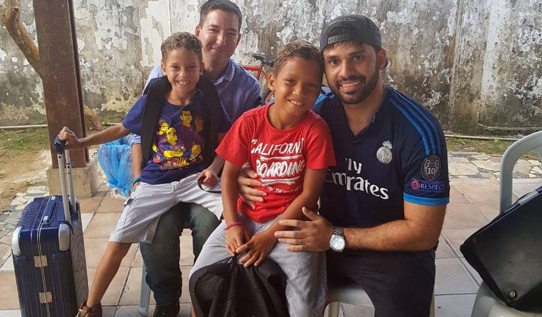 David Miranda deixa para trás filhos alagoanos adotados em 2019