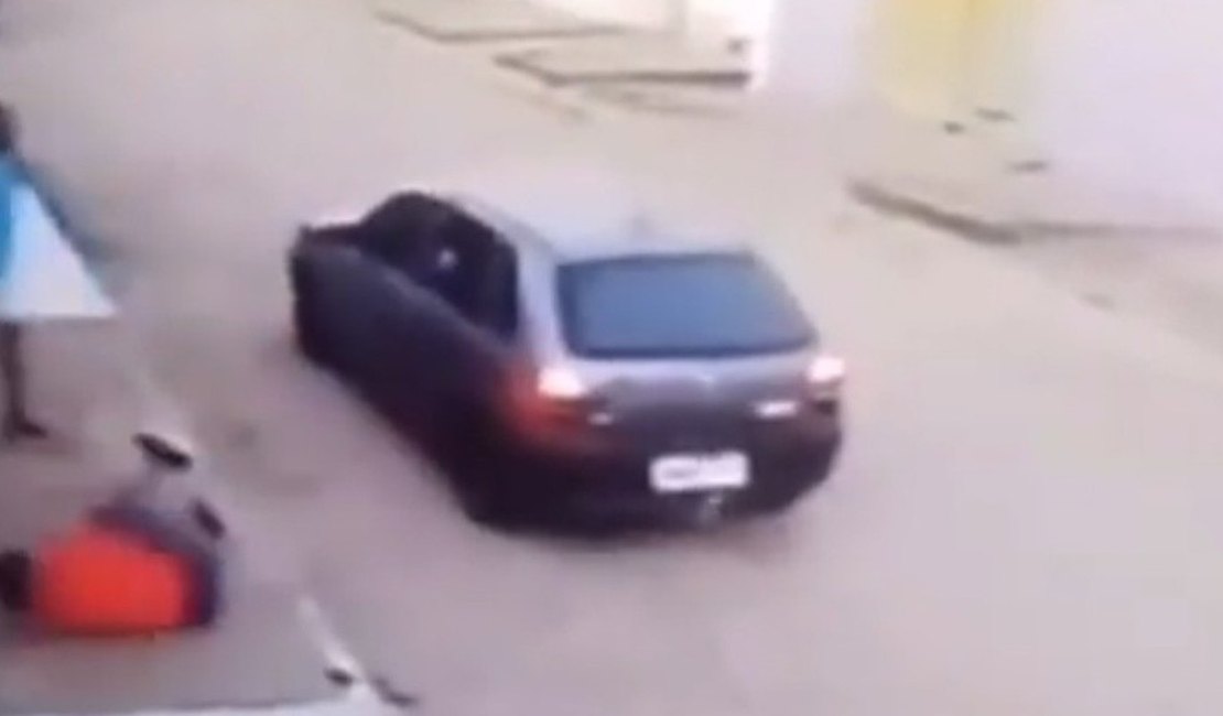 [Vídeo] Câmeras de segurança flagram homicídio na porta de residência em Arapiraca