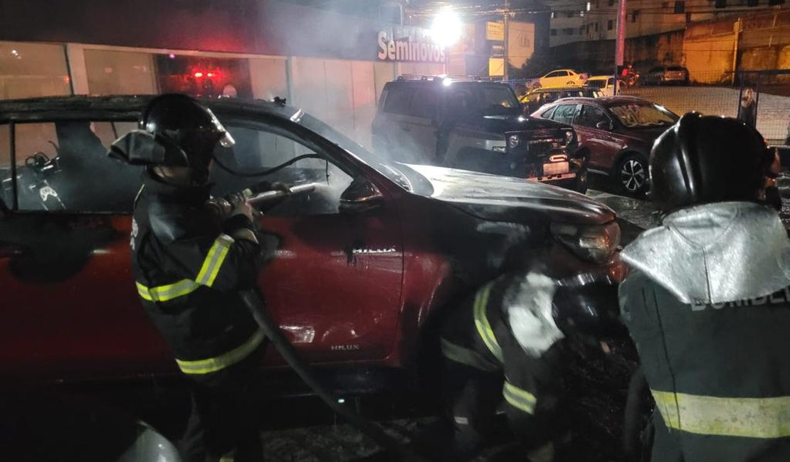 Homem é socorrido após incêndio em veículo na Avenida Gustavo Paiva em Maceió