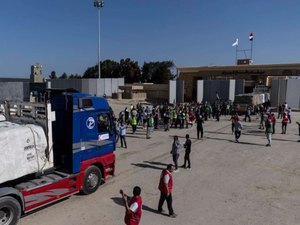 Moradores de Gaza invadem instalação da ONU para pegar farinha