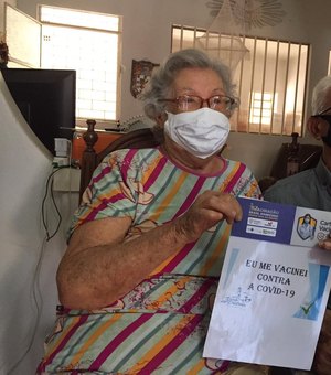 Ex- prefeito e ex-primeira-dama se vacinam contra covid-19 em Porto de Pedras