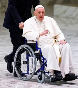 Papa aparece em cadeira de rodas pela 1ª vez após inflamação em joelho