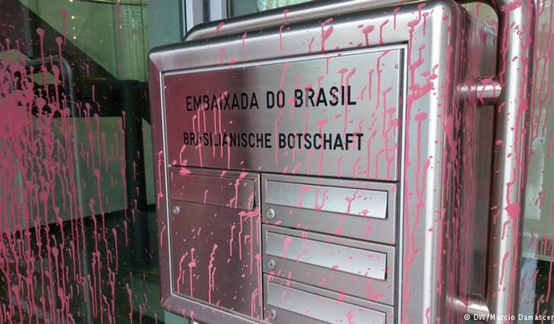 Grupo ataca embaixada do Brasil em Berlim