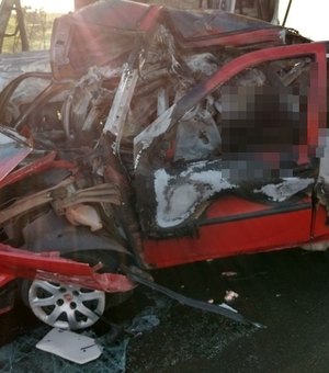 VÍDEOS: colisão entre carro e carreta deixa quatro mortos em Palmeira dos Índios