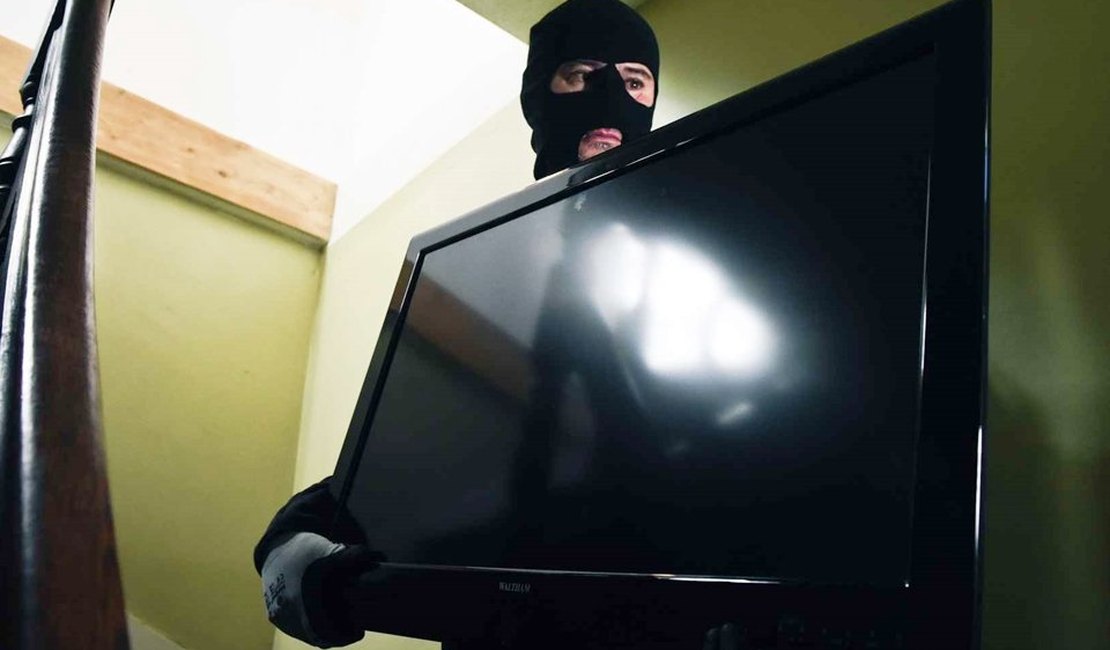 Criminoso invade residência e furta televisão, em Arapiraca