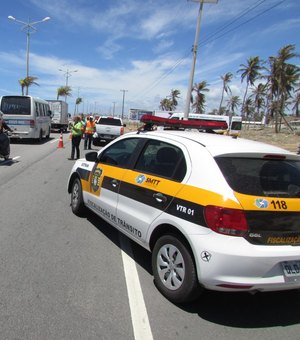 Agentes da SMTT ordenam o trânsito durante procissão neste domingo (02)