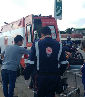 Funcionário do Atacadão sofre acidente de moto na AL-220, após ser fechado por carro