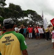 Manifestantes fecham trecho da BR-101, entre São Miguel dos Campos e Jequiá da Praia